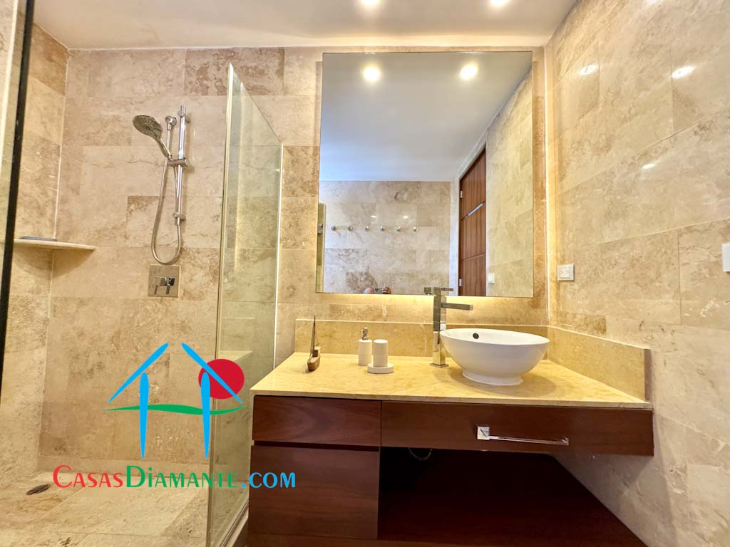 Ocean Front 506 - Baño completo para recámara tres y cuatro 2